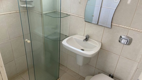 Apto 2 dormitórios com Wi-Fi e ar condicionado