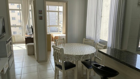 Apto 2 dormitórios com Wi-Fi e ar condicionado