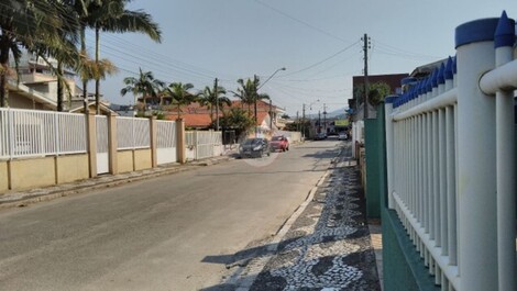 Casa en el corazón de Matinhos, vistas al mar, wifi, a 30 metros de la playa.