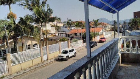 Casa en el corazón de Matinhos, vistas al mar, wifi, a 30 metros de la playa.