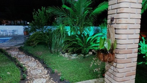 CASA NA PRAIA AOS PÉS DAS MONTANHAS EM EXCELENTE CONDOMÍNIO