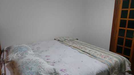 CASA NA PRAIA AOS PÉS DAS MONTANHAS EM EXCELENTE CONDOMÍNIO