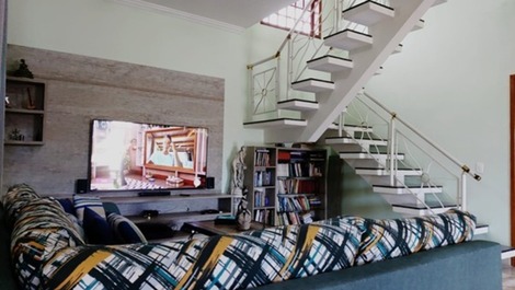 CASA NA PRAIA AOS PÉS DAS MONTANHAS EM EXCELENTE CONDOMÍNIO