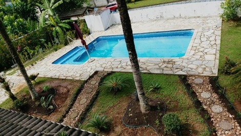 Condominio no paraíso na praia e montanhas, com piscina privativa