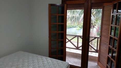 CASA NA PRAIA AOS PÉS DAS MONTANHAS EM EXCELENTE CONDOMÍNIO