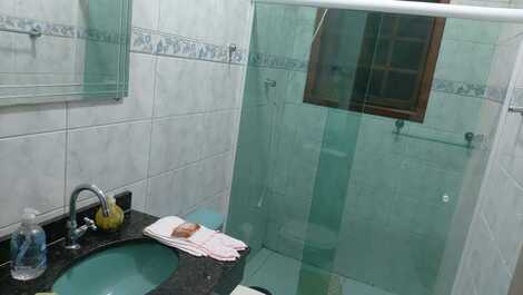 CASA NA PRAIA AOS PÉS DAS MONTANHAS EM EXCELENTE CONDOMÍNIO