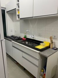 Disponibilizamos, pratos, copos, panelas, panela de pressão, talheres, microondas, fogão cooktop, 