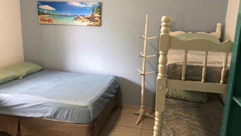 Quarto 1 contendo 1 cama de solteiro, 1 cama de casal, 1 beliche e um armário.