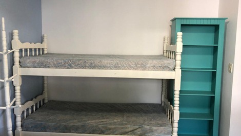 Quarto 1 contendo 1 cama de solteiro, 1 cama de casal, 1 beliche e um armário.