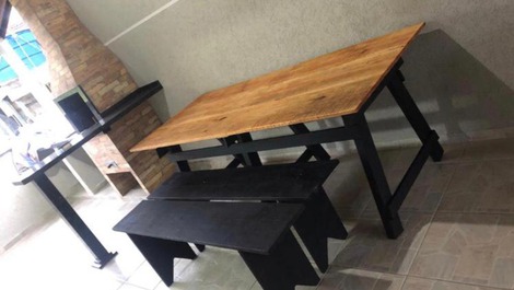 Mesa e bancos para área da churrasqueira.