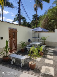 Jardim com mesa 