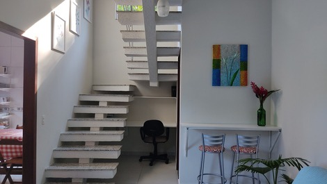 Sala com bancada para home office