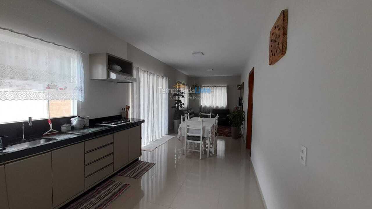 Casa para aluguel de temporada em Bombinhas (Praia de Zimbros)