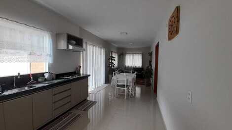 LINDA CASA EM BOMBINHAS