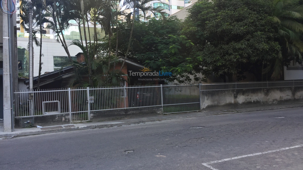Casa para aluguel de temporada em Itapema (Meia Praia)