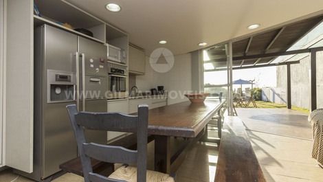 Sobrado Beira Mar em Mariscal com 4 suítes