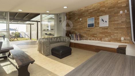 Sobrado Beira Mar em Mariscal com 4 suítes