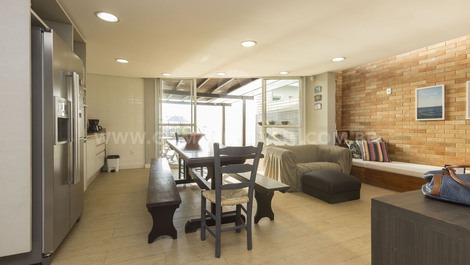 Sobrado Beira Mar em Mariscal com 4 suítes