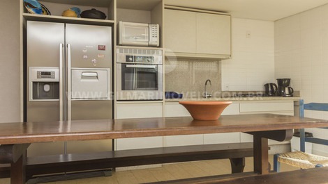 Sobrado Beira Mar em Mariscal com 4 suítes