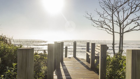Sobrado Beira Mar em Mariscal com 4 suítes