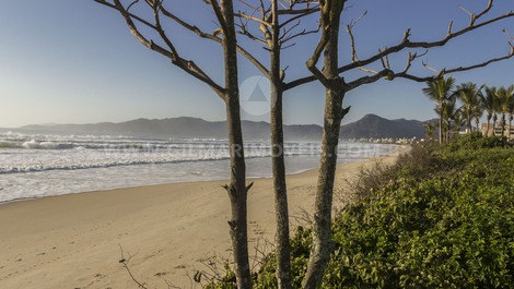 Sobrado Beira Mar em Mariscal com 4 suítes