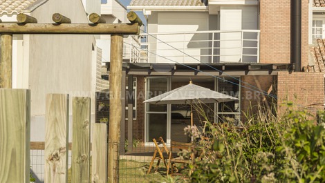 Sobrado Beira Mar em Mariscal com 4 suítes