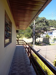 Sacada da area de churrasco e varal