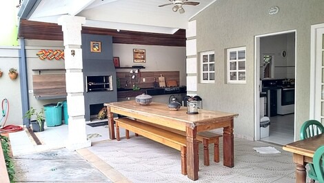 Casa piscina ar cond 80 M da praia 5 banheiros condomínio Pedra Verde