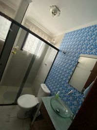 Banheiro com box de vidro