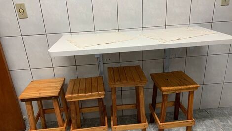 Mesa com banquetas na cozinha 