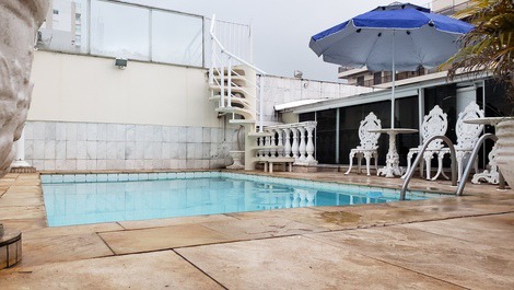 Piscina privada com 1 metro de profundidade, com acesso trancado  com porta com chave,