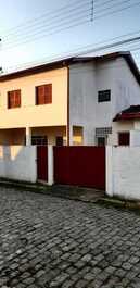 Casa adosada en el centro de Ubatuba, bien ubicada y cómoda.