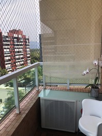 Terraço com cortina de privacidade