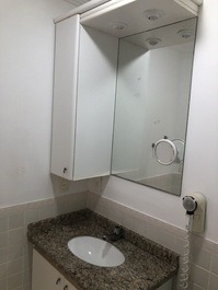 Banheiro secador de cabelo e armário