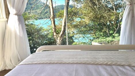 Vacaciones en el paraíso con vista panorámica al mar