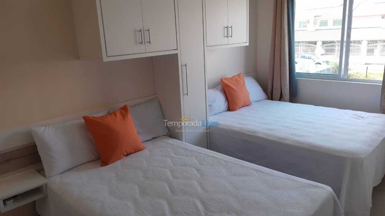 Apartamento para aluguel de temporada em Governador Celso Ramos (Praia de Palmas)