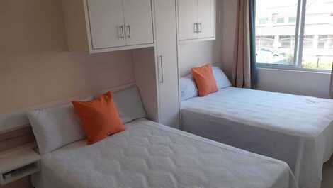 Quarto com duas camas de casal