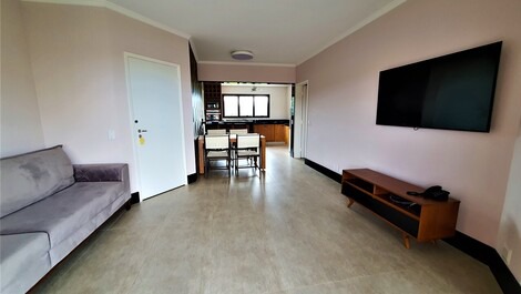 Living amplo com ventilação cruzada até a cozinha