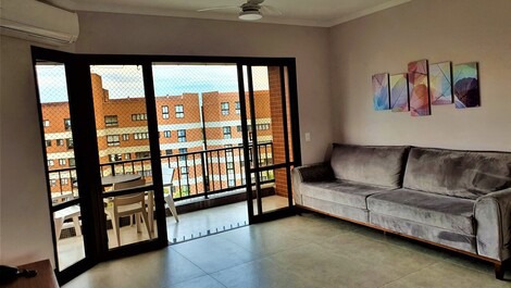 Sofá grande na sala de estar