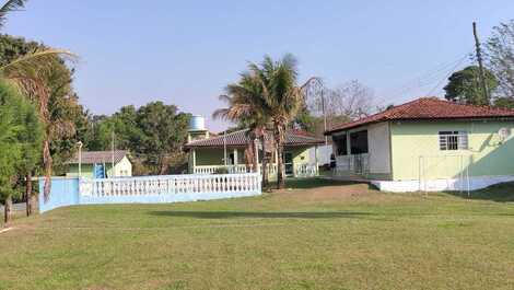 Vista do campo para piscina e quiosque