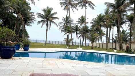 Piscina e gramado dando para a praia de pernambuco 
