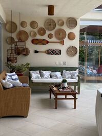 Sala de descanso  com vista para a piscina e mar