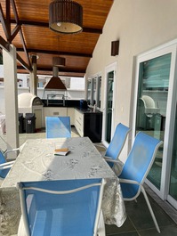 Casa con Piscina, Wifii y Área Gourmet en la Riviera de São Lourenço