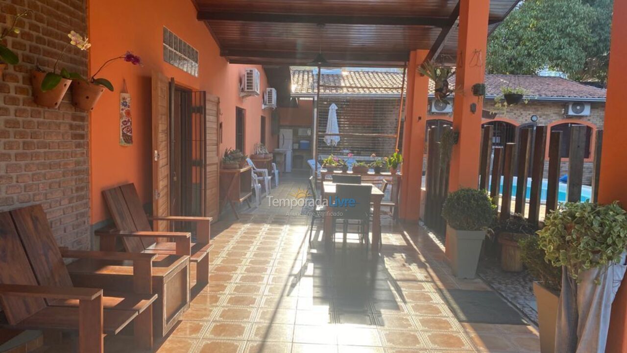 Casa para aluguel de temporada em Ubatuba (Praia das Toninhas)