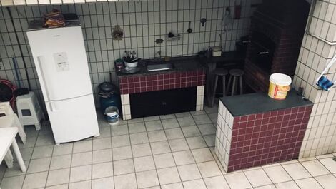 Quintal e churrasqueira