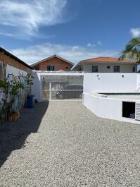 Portão com controle, patio com espaço para 6 carros + 1 na garagem coberta