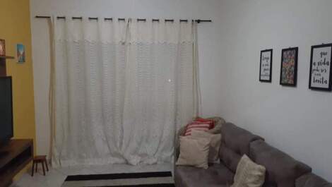 Sala de estar com ventilador de teto e tv tela plana