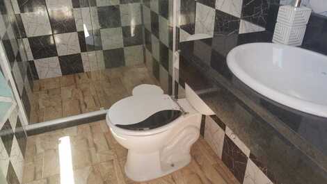 Banheiro do quiosque com chuveiro quente