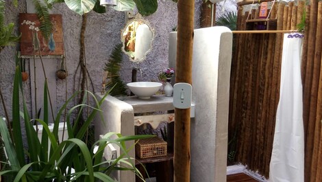 Banheiro integrado a jardim privado