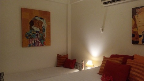 Quadros de klimt ,feitos pelo proprietário,  que representam o amor